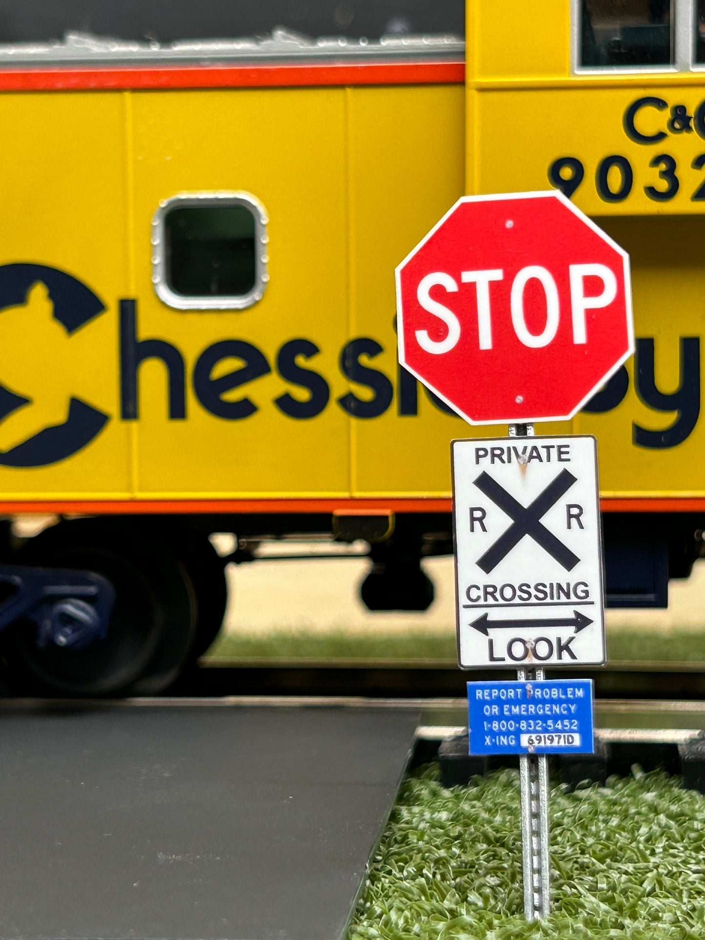 🟠 Private Railroad Crossing + ID / New w/ Silver Pole