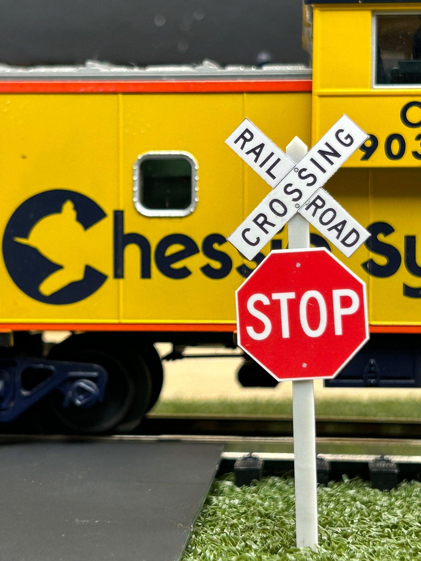 🟠 Crossbuck + Stop