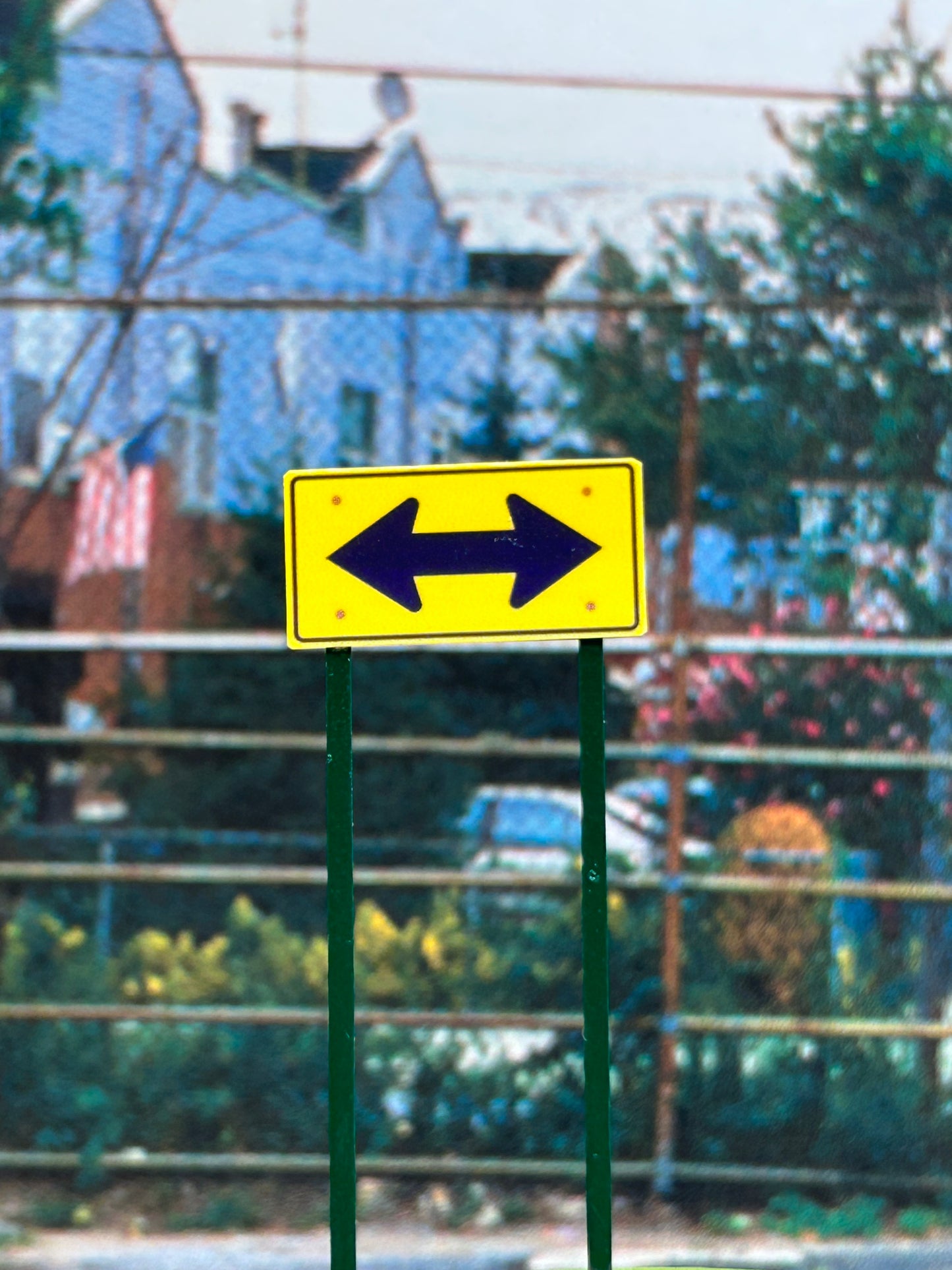 🟢 Two direction large arrow with 2 poles