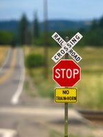 HO-2304 / Crossbuck + Stop Sign + No Train Horn